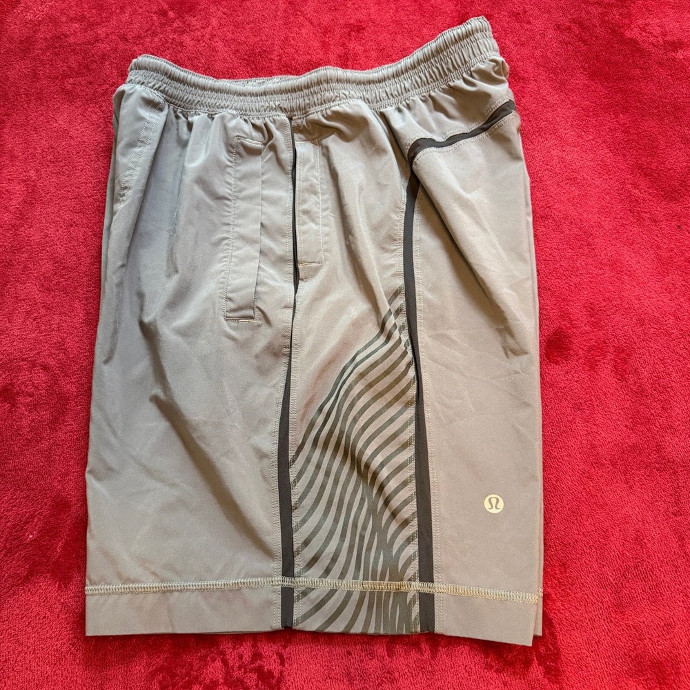 Lululemon Mens Gray Athletic Training Shorts Wavy Stripe Graphic Size M 9 Inseam